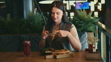 donna blogger assunzione immagini di cibo nel un' ristorante video