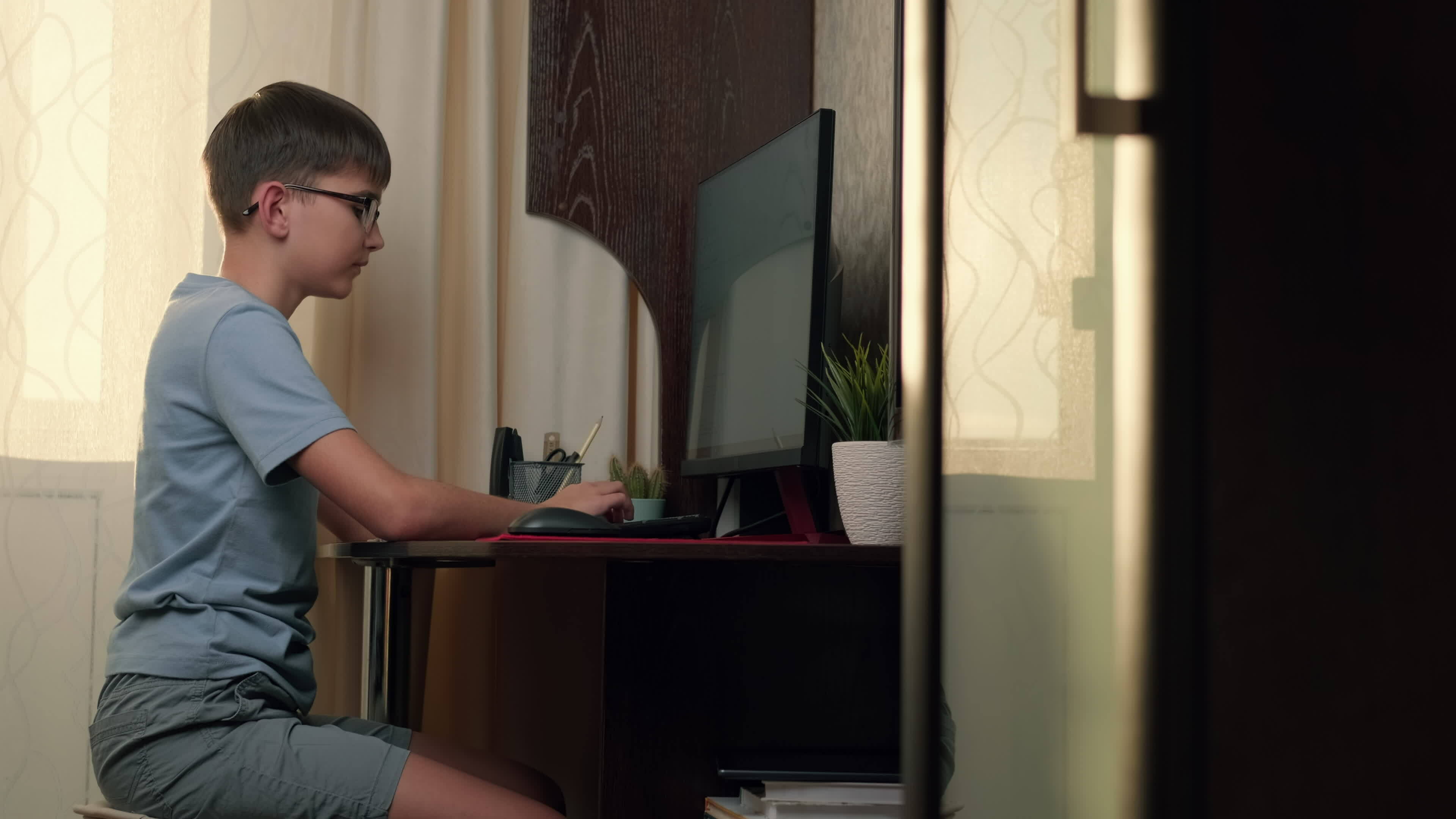 müde Junge erleichtert Stress durch erziehen seine Hände oben während Sitzung beim das Computer Schreibtisch beim Zuhause 35288318 Stock-Video bei Vecteezy
