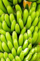 un manojo de verde bananas foto