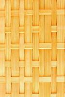 un cerca arriba de un tejido bambú pared foto