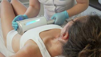 mujer consiguiendo endosferas terapia masaje en su estómago video