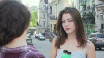 charmant Frau wohltuend ihr verärgert Freund während reden draußen video