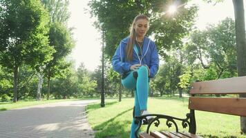 attraente sportiva allungamento all'aperto nel il parco video