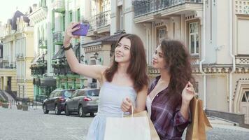 bello femmina amici assunzione selfie su inteligente Telefono dopo shopping video