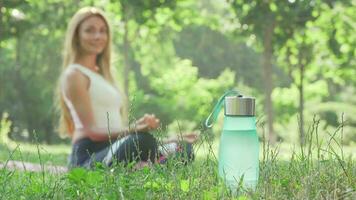 Frau meditieren im das Park auf das Gras video