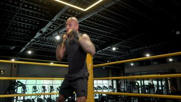 afrikansk manlig boxning kämpe skugga boxning på de Gym video