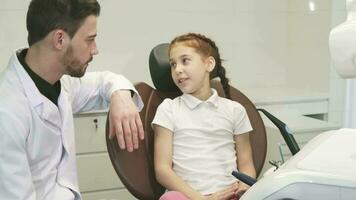 gracioso niña y tipo doctorv son teniendo un linda hablar video