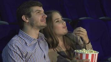 doce casal assistindo romântico comédia às a cinema video