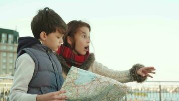 colegio chico y niña encontró un sitio de interesar con el ayuda de mapa video