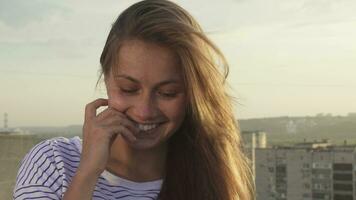 content fille souriant à la recherche à caméra video