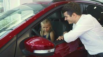 Attentive dad tells her daughter about the car video