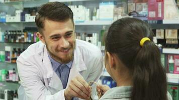 bello farmacista dà poco ragazza sua acquisti video