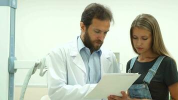 de patient tecken de diagnos av en läkare video