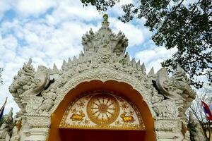 el Entrada a el templo es decorado con oro y blanco foto