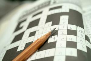 crucigrama, sudoku rompecabezas juego a mantener usted cerebro mas joven para desarrollando Alzheimer enfermedad en mayor paciente. foto