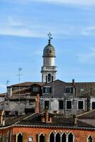 el campana torre de un Iglesia en Venecia foto