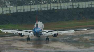 Phuket, Tailandia febbraio 03, 2023 aereo boeing 757, RA 73077 di Azur aria rullaggio a Phuket aeroporto, lato Visualizza. bagnato pista di decollo, pioggia video
