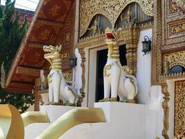 el león estatua decorado a el base de cingalés estilo pagoda ese Contiene Buda reliquias situado a el wat phra singh templo. uno de chiang rai s más antiguo templos estaba construido en 1385 foto