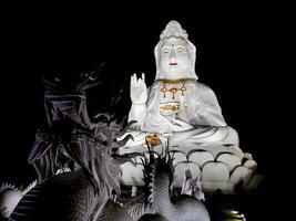 Guanyin estatua en el templo, grande blanco bodhisattva Guanyin estatua magnífico trabajo de Arte ese exuda un sentido de paz y tranquilidad, pava yin en Tailandia templo foto