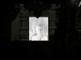 blanco Roca Buda estatua, un hermosa ver de wat huai pla kang budista templo a chiang rai, tailandia, un tallado Buda estatua hecho desde Roca foto