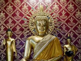 Buda estatua a el antiguo templo, pacífico imagen de un Buda estatua, antiguo Buda estatuas sur este Asia, wat phra cantar, templo en chiang rai, chiang mai provincia, Tailandia foto