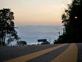 amarillo tráfico línea color doble sólido líneas a advertir prohibir adelantamiento, amarillo continuo pistas de prohibido adelantamiento pintado en el asfalto, la seguridad conducción y tráfico regulando reglas foto