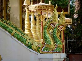 cabeza de naga a tailandés templo, cabeza nagas en Tailandia ciudad, lanna estilo naga escalera dentro un templo en chiang mai provincia foto