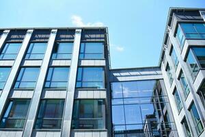 vaso edificio con transparente fachada de el edificio y azul cielo. estructural vaso pared reflejando azul cielo. resumen moderno arquitectura fragmento. contemporáneo arquitectónico antecedentes. foto