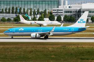 klm real holandés aerolíneas boeing 737-800 ph-bxb pasajero avión llegada y aterrizaje a Munich aeropuerto foto