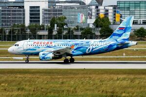 rosiya aerolíneas especial librea aerobús a319 vq-bas pasajero avión salida y tomar apagado a Munich aeropuerto foto