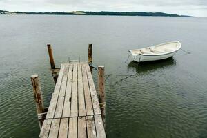 un barco es atado a un muelle en el agua foto