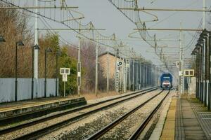 un tren es en el pistas foto