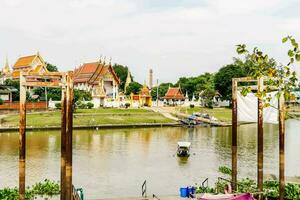 el río en frente de un templo en Tailandia foto