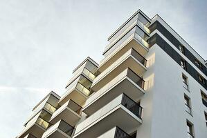 nuevo edificio de apartamentos con balcones de cristal. casas de arquitectura moderna junto al mar. Gran acristalamiento en la fachada del edificio. foto