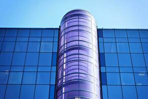 vaso edificio con transparente fachada de el edificio y azul cielo. estructural vaso pared reflejando azul cielo. resumen moderno arquitectura fragmento. contemporáneo arquitectónico antecedentes. foto