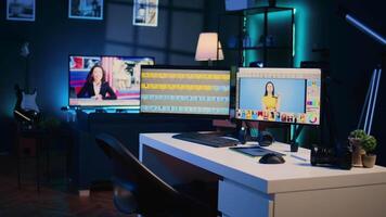 Schneiden Kante kreativ Büro im Multimedia Agentur mit multi Monitor Computer Konfiguration benutzt zum Bild Retusche. leeren spezialisiert Post wird bearbeitet Studio mit Bearbeitung Software Schnittstelle auf pc Bildschirme video