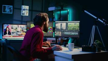 video editor gebruik makend van zijn ervaring met speciaal Effecten en bewerken software pakketjes naar upgrade beeldmateriaal schot door productie teams. videograaf afwerking project in multimedia agentschap