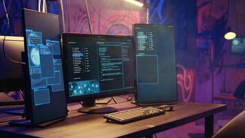 enfocar en Disparo en software interfaz en computadora pantalla demostración programación código corriendo en vacío almacén con pintada rociado en paredes binario idioma en monitores en subterráneo base foto