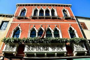 un edificio con florido balcones y ventanas foto