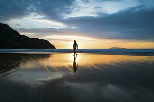 ai generado un persona caminando en el playa a puesta de sol. ai generado. foto