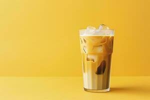 ai generado con hielo latté en amarillo antecedentes. ai generado foto