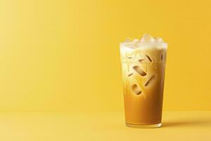 ai generado con hielo latté en amarillo antecedentes. ai generado foto