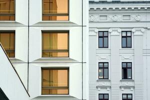 moderno oficina edificio en el ciudad con ventanas y acero y aluminio paneles pared. contemporáneo comercial arquitectura, vertical convergente geométrico líneas. foto