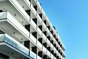 nuevo edificio de apartamentos con balcones de cristal. casas de arquitectura moderna junto al mar. Gran acristalamiento en la fachada del edificio. foto