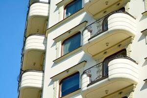 nuevo edificio de apartamentos con balcones de cristal. casas de arquitectura moderna junto al mar. Gran acristalamiento en la fachada del edificio. foto