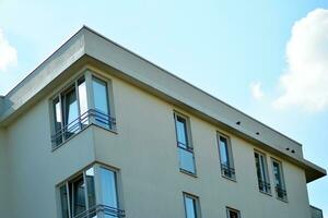 nuevo edificio de apartamentos con balcones de cristal. casas de arquitectura moderna junto al mar. Gran acristalamiento en la fachada del edificio. foto