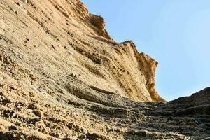 un rock cara en contra un azul cielo foto