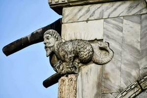 a statue of a lion on the side of a building photo