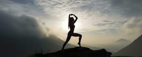 ai generado silueta de un mujer practicando yoga en el cumbre con montaña antecedentes. ai generado foto