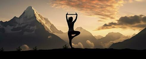 ai generado silueta de un mujer practicando yoga en el cumbre con montaña antecedentes. ai generado foto